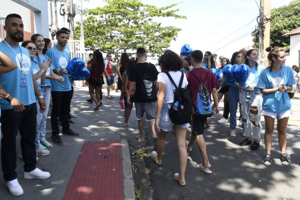 Candidatos se apressam para chegar aos locais de prova. Crédito: Carlos Alberto Silva