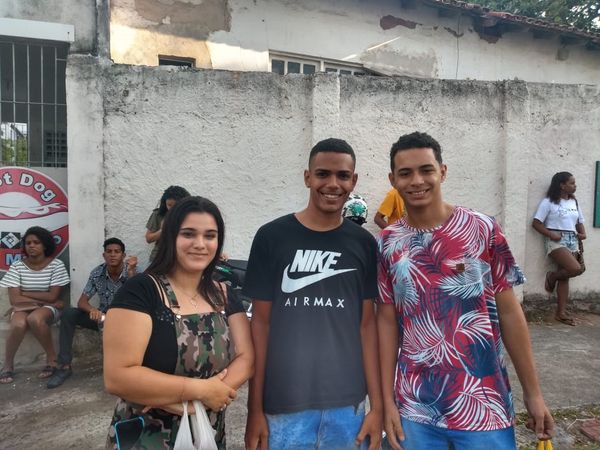 Os amigos Andrielly Sarti, 17; Carlos Daniel Matos de Oliveira, 17; e Yan Fernando da Silva Machado, 17, fizeram o Enem 2019 neste domingo. Crédito: Elis Carvalho
