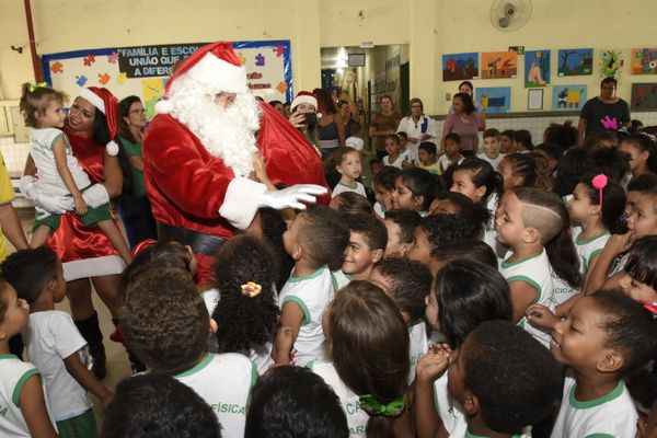 Data: 11/11/2019 - ES - Cariacica - Crianças da Cmei AbÍlio Luiz Fagundes escrevem e entregam cartinhas para o Papai Noel dos Correios 