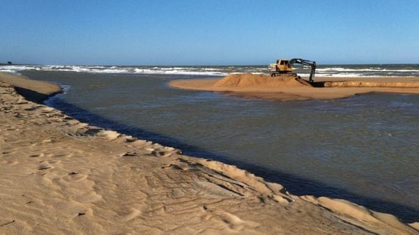 Foz do Rio Mariricu, em São Mateus, foi fechada para tentar impedir contaminação de óleo. Crédito: TV Gazeta | Eduardo Dias