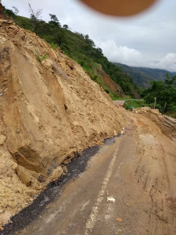 Pedras continuam rolando em rodovia interditada há mais de um ano em Muqui. Crédito: Internauta A Gazeta