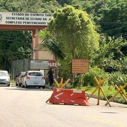 Profissional admitiu que recebia dinheiro dos familiares dos presos para entregar cartas dos internos a eles, que eram escritas durante as aulas na Penitenciária de Segurança Máxima 1