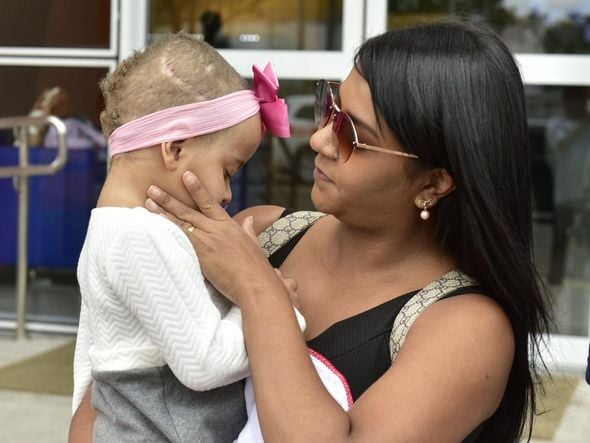 Anna Luíza, menina atingida por concreto em Guarapari, recebe alta médica. Ela com os pais após deixar o hospital  por Fernando Madeira