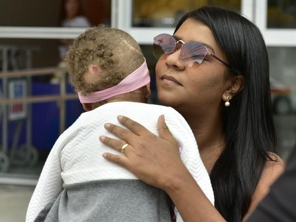 Anna Luíza, menina atingida por concreto em Guarapari, recebe alta médica. Ela com os pais após deixar o hospital  por Fernando Madeira