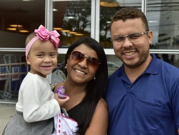 Anna Luíza, menina atingida por concreto em Guarapari, recebe alta médica. Ela com os pais após deixar o hospital  por Fernando Madeira
