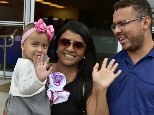 Anna Luíza, menina atingida por concreto em Guarapari, recebe alta médica. Ela com os pais após deixar o hospital  por Fernando Madeira