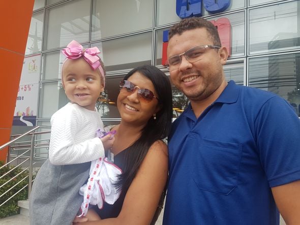Menina atingida por concreto em Guarapari tem alta de hospital. Ela saiu acompanhada dos pais  por Caíque Verli