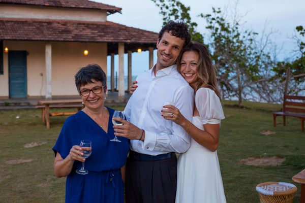 A mãe do noivo, Dominique, e os noivos Luisa Meirelles e Victor Bresserie. Crédito: André Alves
