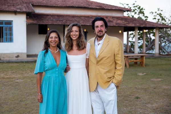  Renata Rosa, a noiva Luisa Meirelles e Arthur Meirelles: no noivado de Luisa e Victor Bresserie . Crédito: André Alves