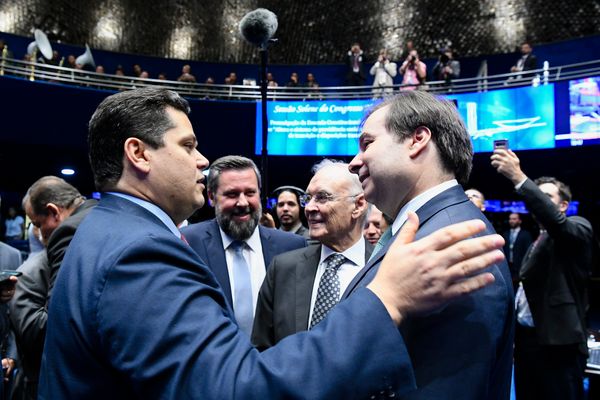 Presidente do Senado, David Alcolumbre, e Presidente da Câmara, Rodrigo Maia, em solenidade para promulgar a reforma da Previdência