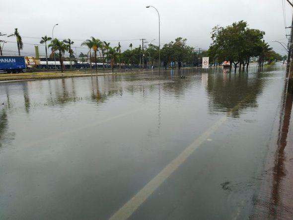 Alagamento na 101, na Serra, em frente ao EPA de Laranjeiras por Caique Verlí