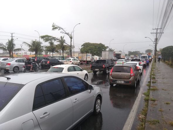 Congestionamento na BR 101, na Serra por Caique Verli
