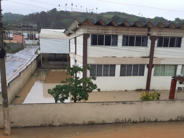 Escola Francisco Araújo, bairro Perocão em Guarapari por Internauta