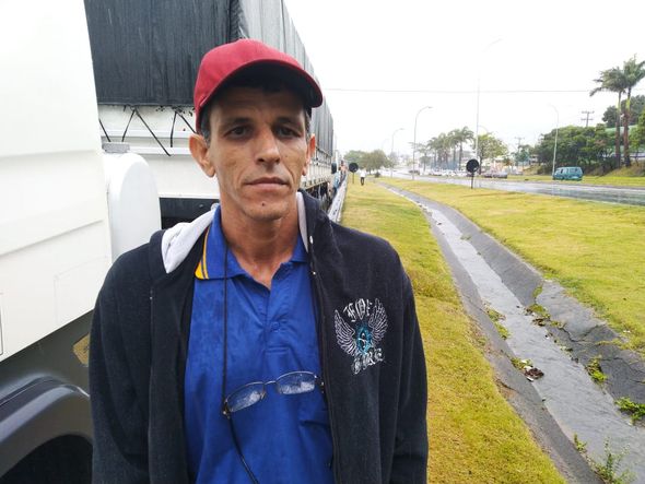 Leônidas Ferreira, caminhoneiro, está preso no trânsito na BR 101 desde 5h30 por Caique Verlí
