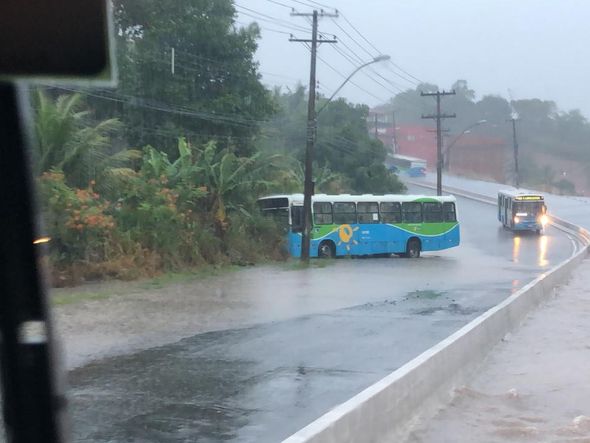 Ônibus sai da pista em Barcelona na Serra por Internauta