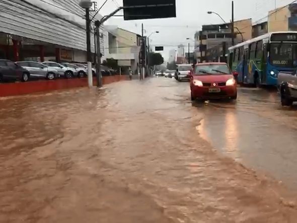 Rua Antônio Ataíde alagada em Vila Velha por Wanderson Lopes
