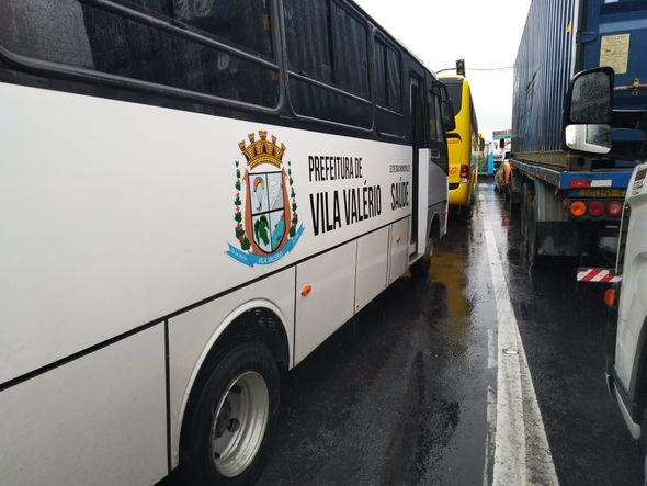 Sem conseguir passar na BR 101, ônibus que trazia 20 pacientes de Vila Valério para se consultarem na Grande Vitória volta para a cidade por Caique Verlí