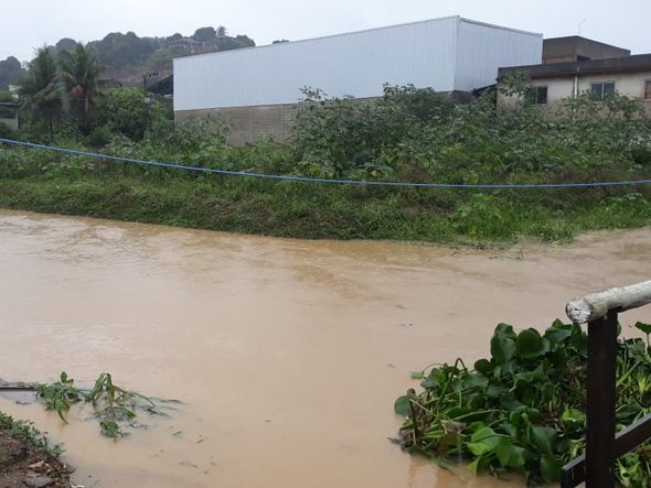 Valão transbordou em Porto de Cariacica por Dani Carla