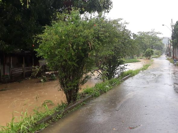 Valão transbordou em Porto de Cariacica por Dani Carla
