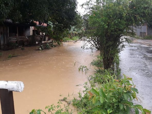 Valão transbordou em Porto de Cariacica por Dani Carla