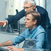 Imagem - Homem branco com ensino médio privado e superior público tem renda maior