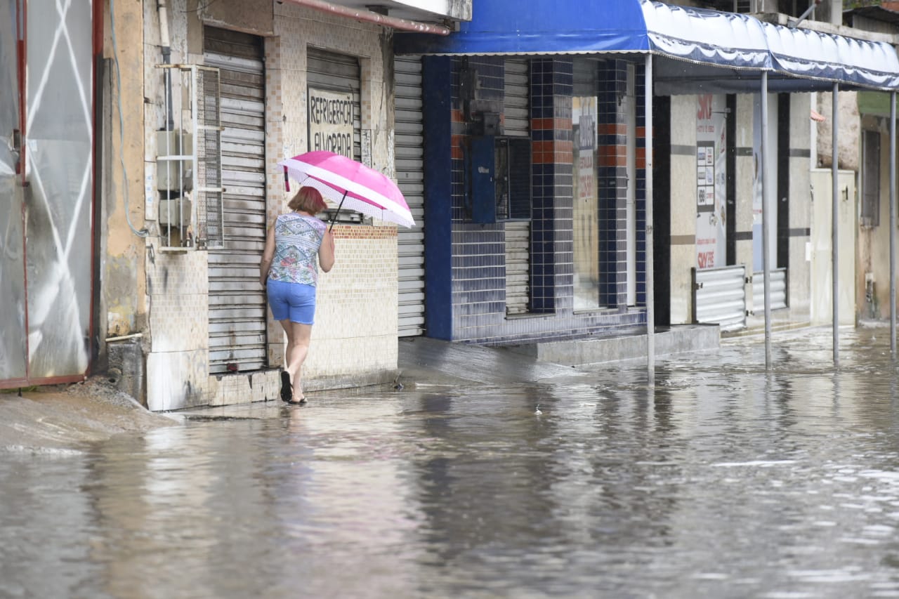 Chuva deixa ruas no Bairro Alecrim, em Vila Velha, alagadas