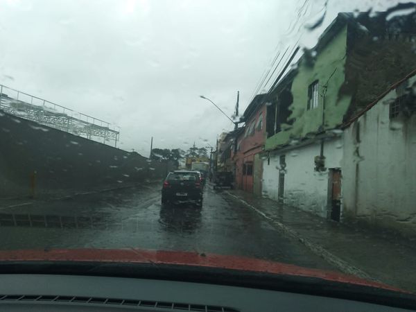Com o problema na BR 101, as ruas no interior dos bairros da Serra também estão congestionadas. Crédito: Caique Verlí