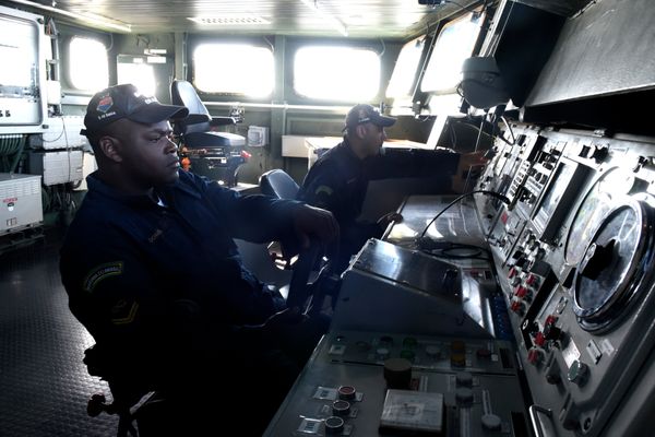 Militares na cabine de comando do Navio Bahia