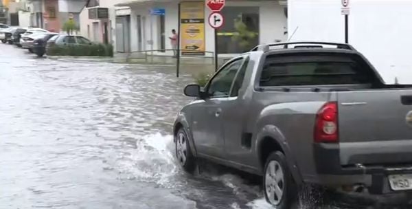 Diversos pontos do município de Linhares ficaram alagados durante as chuvas desta quarta-feira
