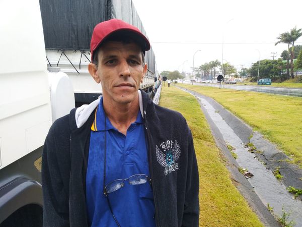 Leônidas Ferreira, caminhoneiro, está preso no trânsito na BR 101 desde 5h30. Crédito: Caique Verlí