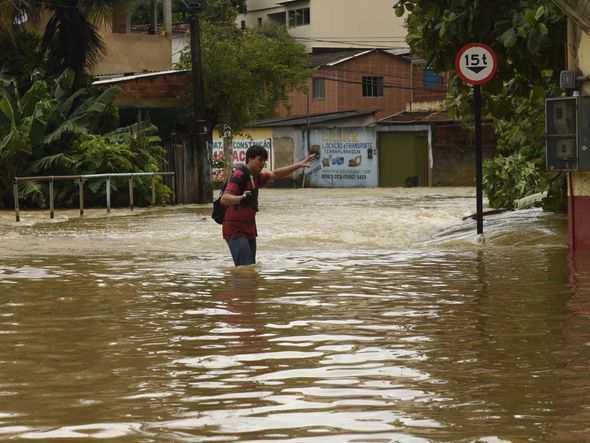 Data: 14/11/2019 - Cariacica - Alagamento provocado pela chuva na rua dos Jornalistas em Novo Horizonte - Editoria: Cidades - Foto: Vitor Jubini - GZ por Vitor Jubini
