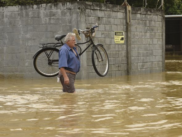 Data: 14/11/2019 - Cariacica - Alagamento provocado pela chuva na rua dos Jornalistas em Novo Horizonte - Editoria: Cidades - Foto: Vitor Jubini - GZ por Vitor Jubini