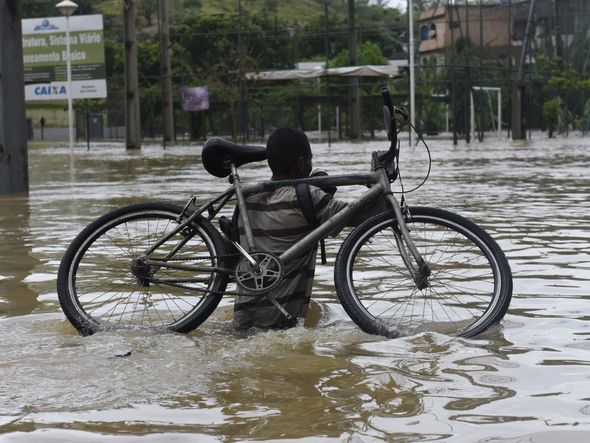 Data: 14/11/2019 - Cariacica - Alagamento provocado pela chuva na rua dos Jornalistas em Novo Horizonte - Editoria: Cidades - Foto: Vitor Jubini - GZ por Vitor Jubini