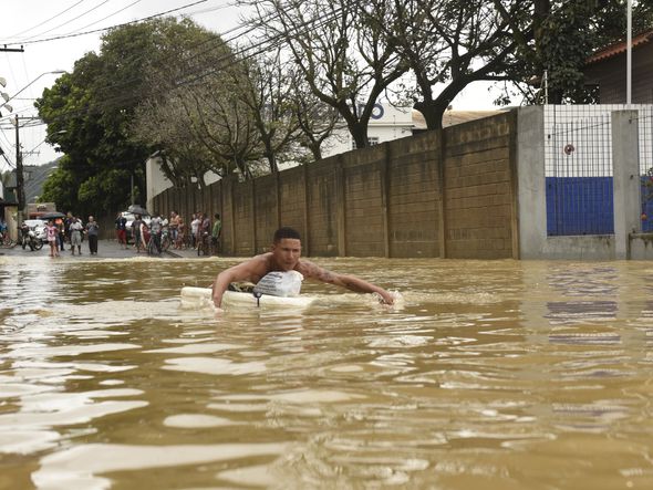 Data: 14/11/2019 - Cariacica - Alagamento provocado pela chuva na rua dos Jornalistas em Novo Horizonte - Editoria: Cidades - Foto: Vitor Jubini - GZ por Vitor Jubini
