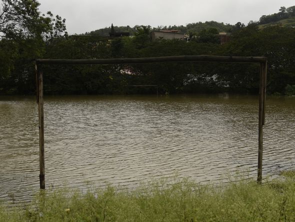 Data: 14/11/2019 - Cariacica - Campo alagado pela chuva no bairro Novo Horizonte - Editoria: Cidades - Foto: Vitor Jubini - GZ por Vitor Jubini
