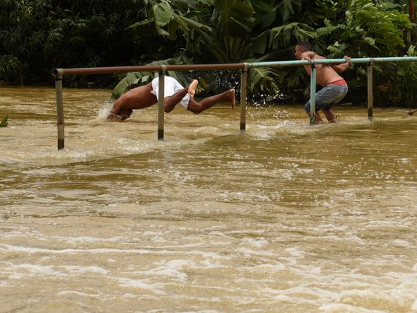 Data: 14/11/2019 - Cariacica - Rio Formate transborda e invade ruas no bairro Industrial em Viana - Editoria: Cidades - Foto: Vitor Jubini - GZ por Vitor Jubini