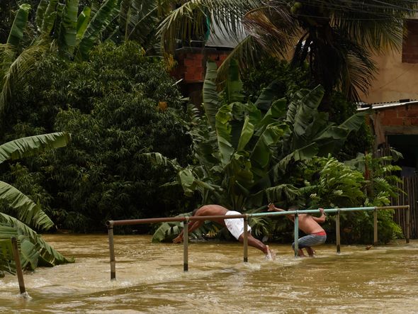 Data: 14/11/2019 - Cariacica - Rio Formate transborda e invade ruas no bairro Industrial em Viana - Editoria: Cidades - Foto: Vitor Jubini - GZ por Vitor Jubini