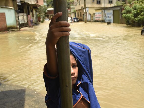 Data: 14/11/2019 - Cariacica - Rio Formate transborda e invade ruas no bairro Industrial em Viana - Editoria: Cidades - Foto: Vitor Jubini - GZ por Vitor Jubini
