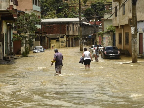 Data: 14/11/2019 - Cariacica - Rio Formate transborda e invade ruas no bairro Industrial em Viana - Editoria: Cidades - Foto: Vitor Jubini - GZ por Vitor Jubini