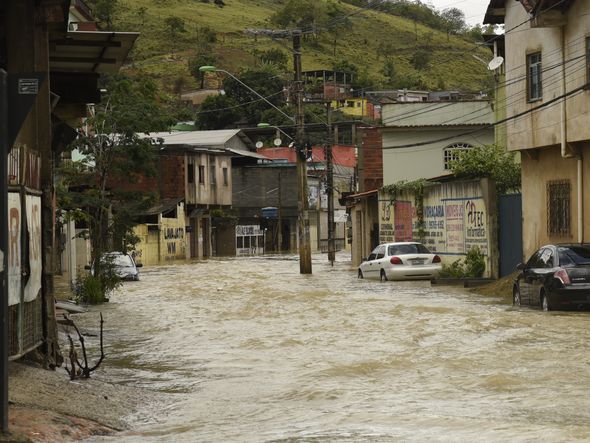 Data: 14/11/2019 - Cariacica - Rio Formate transborda e invade ruas no bairro Industrial em Viana - Editoria: Cidades - Foto: Vitor Jubini - GZ por Vitor Jubini