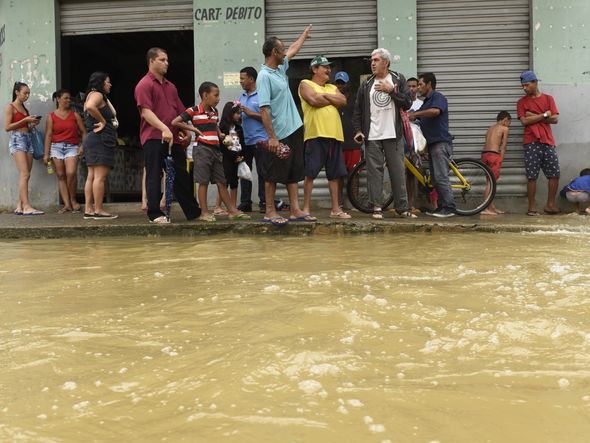 Data: 14/11/2019 - Cariacica - Rio Formate transborda e invade ruas no bairro Industrial em Viana - Editoria: Cidades - Foto: Vitor Jubini - GZ por Vitor Jubini