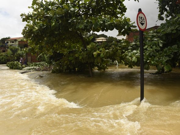 Data: 14/11/2019 - Cariacica - Rio Formate transborda e invade ruas no bairro Industrial em Viana - Editoria: Cidades - Foto: Vitor Jubini - GZ por Vitor Jubini