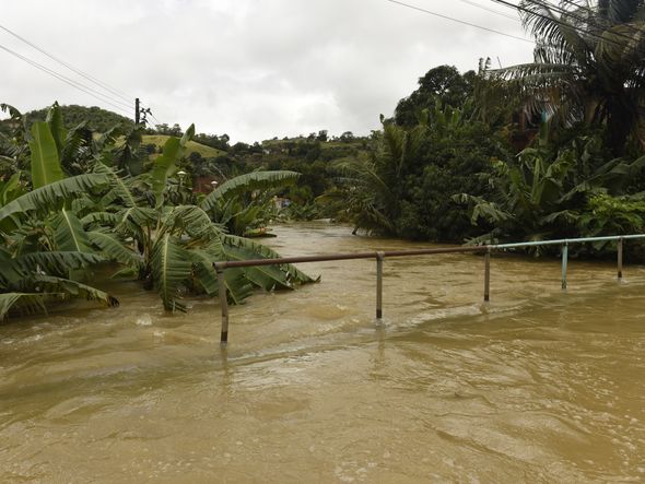 Data: 14/11/2019 - Cariacica - Rio Formate transborda e invade ruas no bairro Industrial em Viana - Editoria: Cidades - Foto: Vitor Jubini - GZ por Vitor Jubini