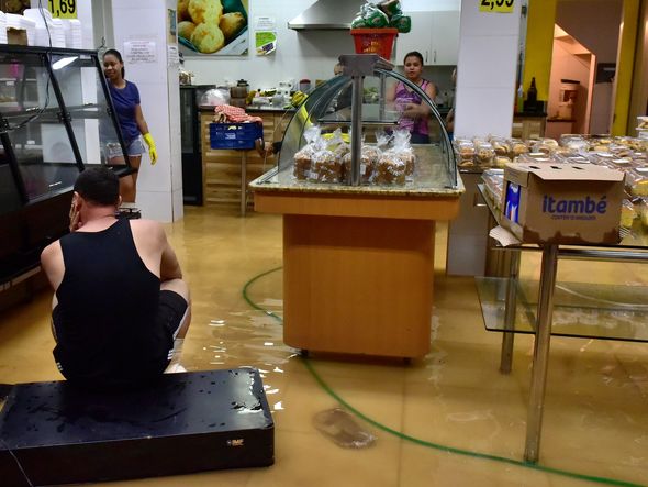 Data: 14/11/2019 - ES - Cariacica - Água invade padaria no bairro Nova América, em Cariacica - Chuva castiga a Grande Vitória - Editoria: Cidades - Foto: Fernando Madeira - GZ por Fernando Madeira