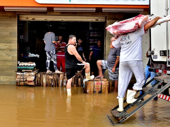 Data: 14/11/2019 - ES - Cariacica - Água invade padaria no bairro Nova América, em Cariacica - Chuva castiga a Grande Vitória - Editoria: Cidades - Foto: Fernando Madeira - GZ por Fernando Madeira
