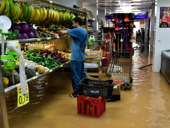 Data: 14/11/2019 - ES - Cariacica - Água invade padaria no bairro Nova América, em Cariacica - Chuva castiga a Grande Vitória - Editoria: Cidades - Foto: Fernando Madeira - GZ por Fernando Madeira