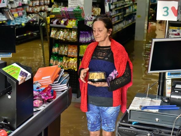 Data: 14/11/2019 - ES - Cariacica - Água invade padaria no bairro Nova América, em Cariacica - Chuva castiga a Grande Vitória - Editoria: Cidades - Foto: Fernando Madeira - GZ por Fernando Madeira
