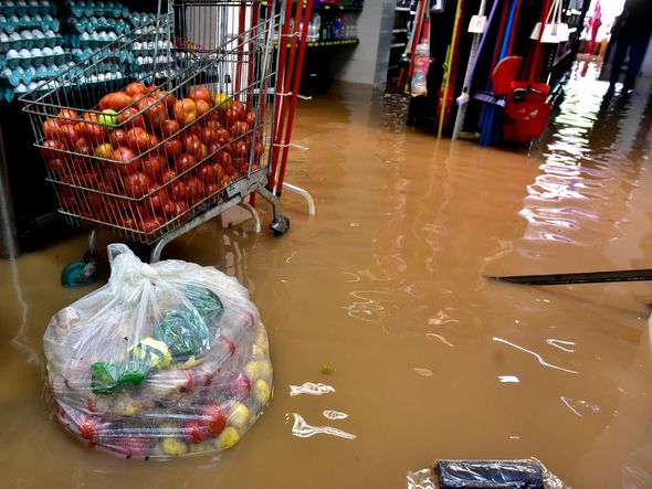 Data: 14/11/2019 - ES - Cariacica - Água invade padaria no bairro Nova América, em Cariacica - Chuva castiga a Grande Vitória - Editoria: Cidades - Foto: Fernando Madeira - GZ por Fernando Madeira
