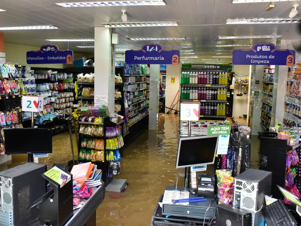 Data: 14/11/2019 - ES - Cariacica - Água invade padaria no bairro Nova América, em Cariacica - Chuva castiga a Grande Vitória - Editoria: Cidades - Foto: Fernando Madeira - GZ por Fernando Madeira