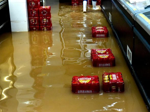 Data: 14/11/2019 - ES - Cariacica - Água invade padaria no bairro Nova América, em Cariacica - Chuva castiga a Grande Vitória - Editoria: Cidades - Foto: Fernando Madeira - GZ por Fernando Madeira